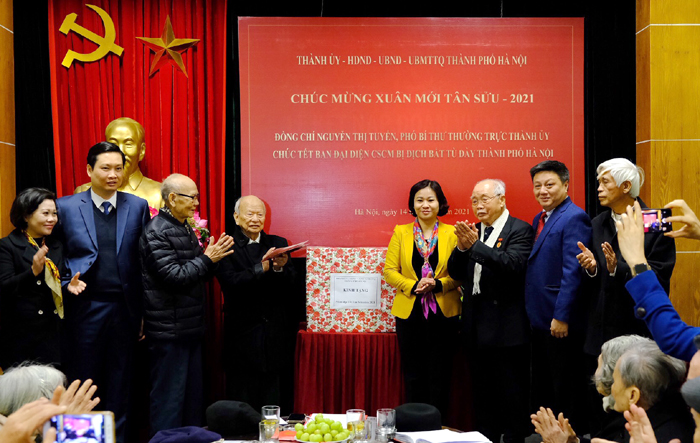 Phó Bí thư Thường trực Thành ủy Nguyễn Thị Tuyến thăm, chúc Tết Ban Liên lạc chiến sỹ cách mạng bị địch bắt tù đày