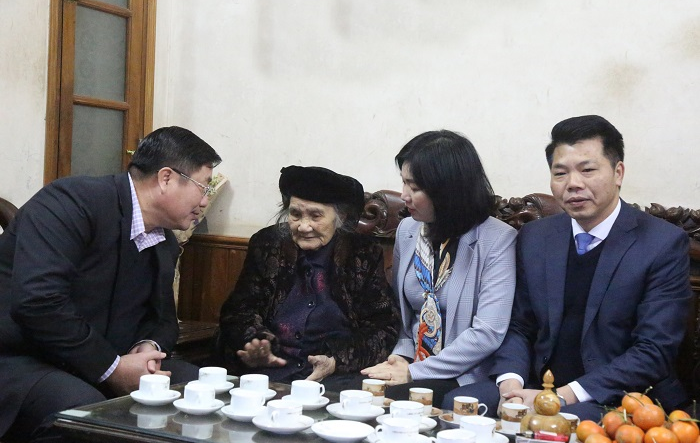 Đồng chí Phùng Thị Hồng Hà chúc Tết gia đình chính sách tại quận Hoàng Mai