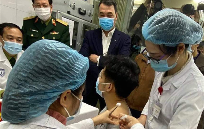 Ba tình nguyện viên đầu tiên tiêm thử nghiệm mũi thứ hai vắc xin Covid-19 "made in Vietnam"
