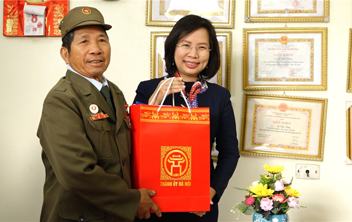 Trưởng Ban Tuyên giáo Thành ủy Bùi Huyền Mai thăm, tặng quà các gia đình chính sách huyện Thanh Oai