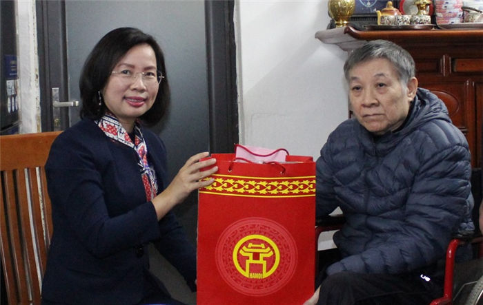 Trưởng Ban Tuyên giáo Thành ủy Bùi Huyền Mai thăm, tặng quà Tết gia đình có công tại quận Thanh Xuân