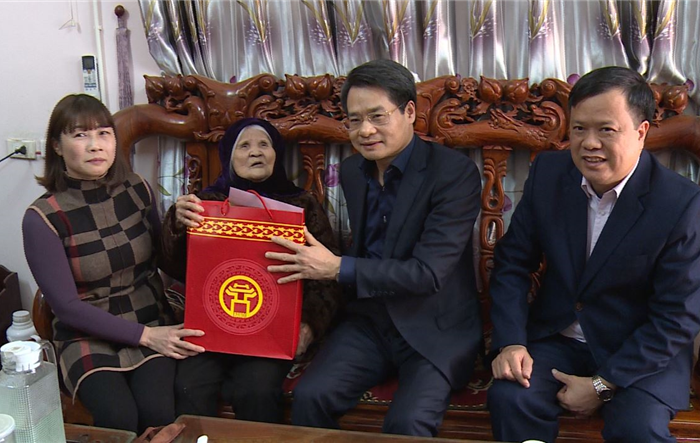 Trưởng ban Nội chính Thành ủy Hà Nội thăm, tặng quà gia đình chính sách tiêu biểu trên địa bàn huyện Phúc Thọ