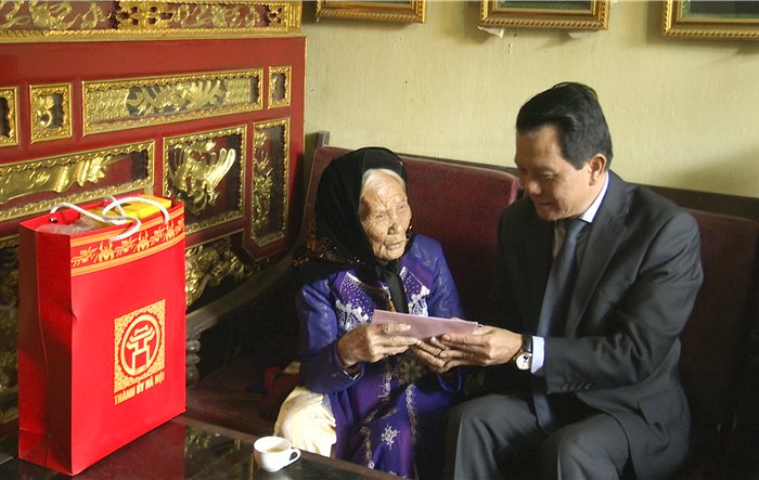 Chủ nhiệm ủy ban Kiểm tra Thành ủy Hoàng Trọng Quyết thăm, tặng quà gia đình chính sách tại huyện Gia Lâm