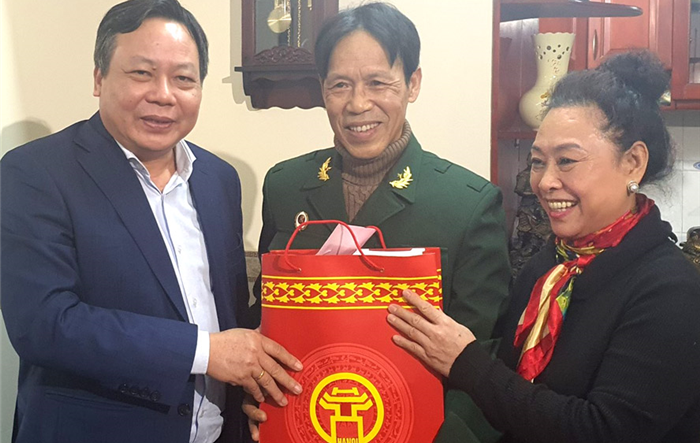  Phó Bí thư Thành ủy Hà Nội Nguyễn Văn Phong  thăm, chúc Tết gia đình chính sách tại quận Hai Bà Trưng