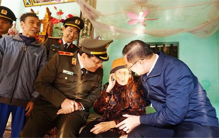 Thiếu tướng Nguyễn Hải Trung, Giám đốc Công an Thành phố Hà Nội thăm hỏi, tặng quà Tết huyện Mỹ Đức