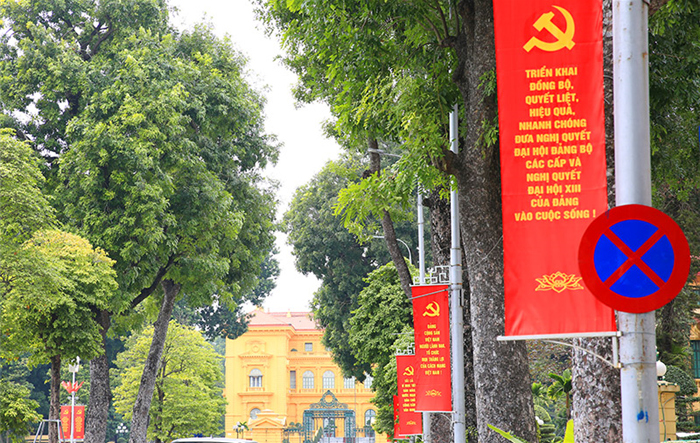 Cờ, băng rôn chào mừng Đại hội đại biểu toàn quốc lần thứ XIII của Đảng đỏ rực đường phố Hà Nội