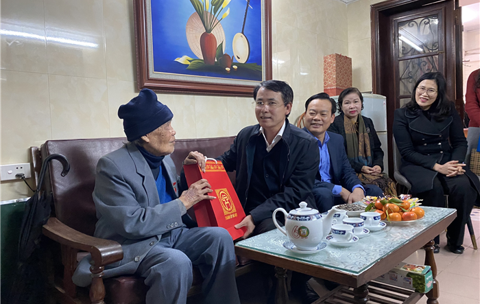 Phó Chủ tịch UBND Thành phố Nguyễn Trọng Đông thăm, tặng quà gia đình chính sách tiêu biểu trên địa bàn quận Cầu Giấy