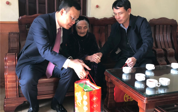 Phó Chủ tịch UBND Thành phố Nguyễn Trọng Đông thăm, chúc Tết  các gia đình chính sách tiêu biểu huyện Sóc Sơn