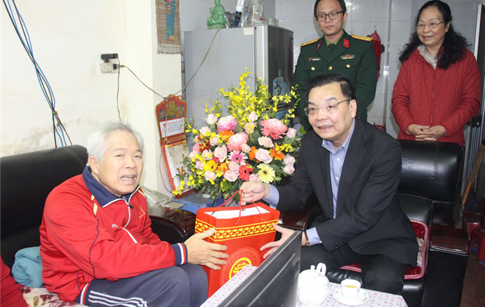 Chủ tịch UBND thành phố Hà Nội Chu Ngọc Anh thăm, tặng quà Tết gia đình chính sách quận Đống Đa