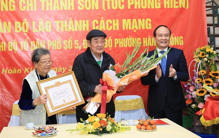 Chủ tịch HĐND Thành phố Nguyễn Ngọc Tuấn trao Huy hiệu 75 năm tuổi Đảng và thăm, tặng quà Tết gia đình chính sách tại quận Hoàn Kiếm