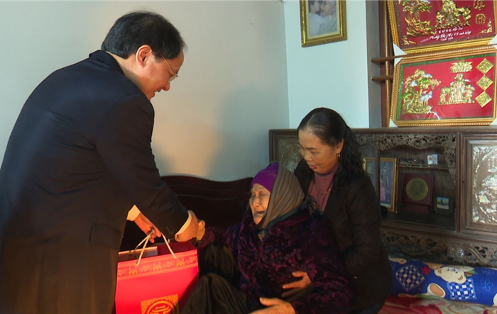 Trưởng Ban Dân Vận Thành ủy Nguyễn Doãn Toản thăm, tặng quà gia đình chính sách, cá nhân tiêu biểu xã Trung Châu