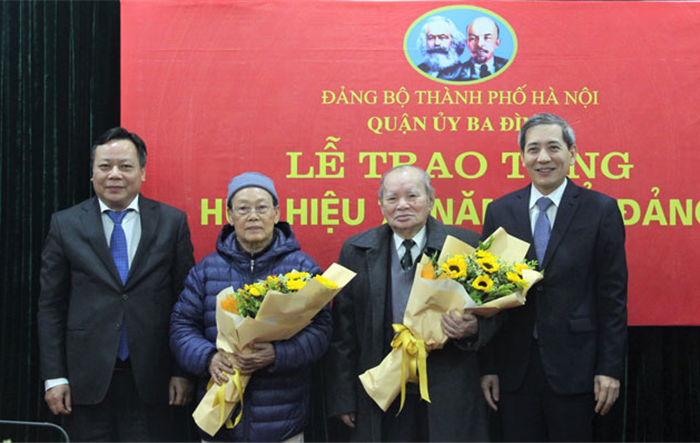 Phó Bí thư Thành ủy Hà Nội Nguyễn Văn Phong  trao Huy hiệu Đảng quận Ba Đình