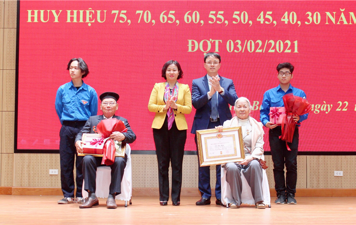 Phó Bí thư Thường trực Thành ủy Nguyễn Thị Tuyến trao Huy hiệu Đảng tại quận Hai Bà Trưng