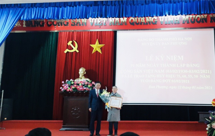Trưởng Ban Tổ chức Thành uỷ trao Huy hiệu Đảng dịp 3-2 tại huyện Đan Phượng 