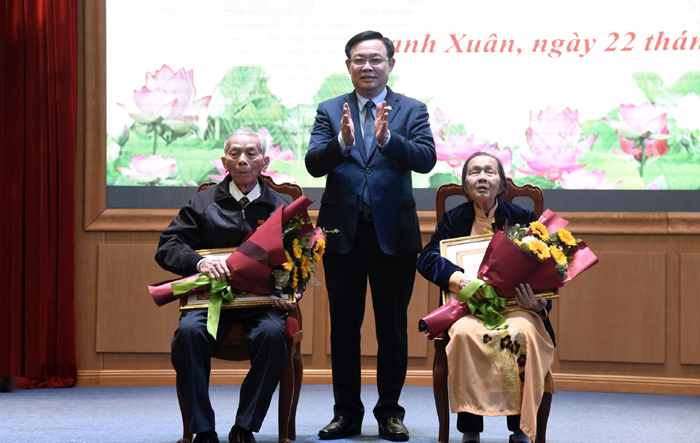 Bí thư Thành ủy Vương Đình Huệ trao Huy hiệu Đảng tại quận Thanh Xuân