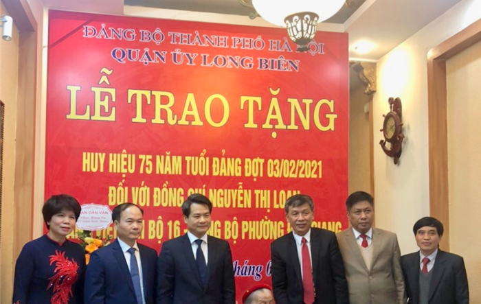 Trưởng Ban Nội chính Thành ủy Nguyễn Quang Đức trao Huy hiệu 75 năm tuổi Đảng trước thời hạn tại quận Long Biên