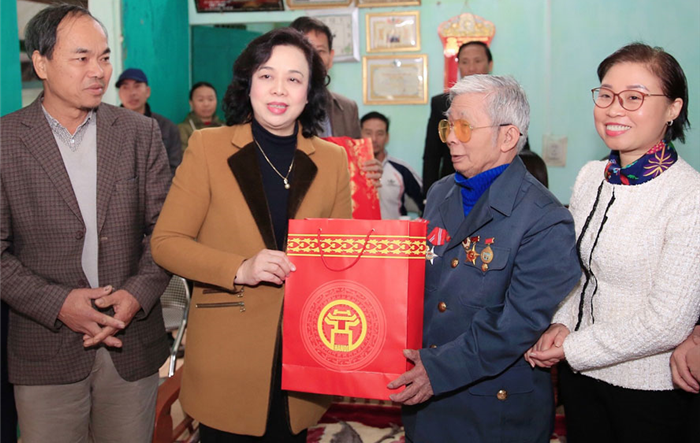Đồng chí Ngô Thị Thanh Hằng thăm, tặng quà  gia đình chính sách thị xã Sơn Tây