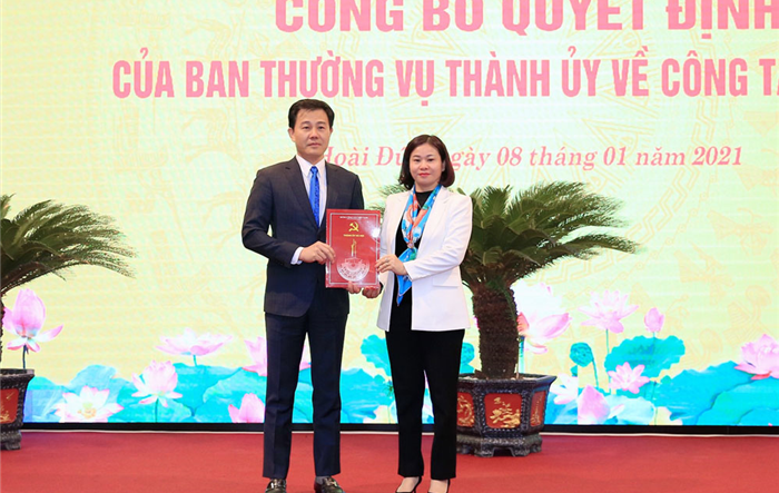 Trao Quyết định công tác cán bộ tại Huyện ủy Hoài Đức