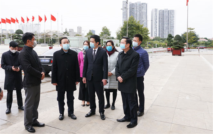 Kiểm tra công tác tuyên truyền, cổ động trực quan phục vụ Đại hội đại biểu toàn quốc lần thứ XIII
