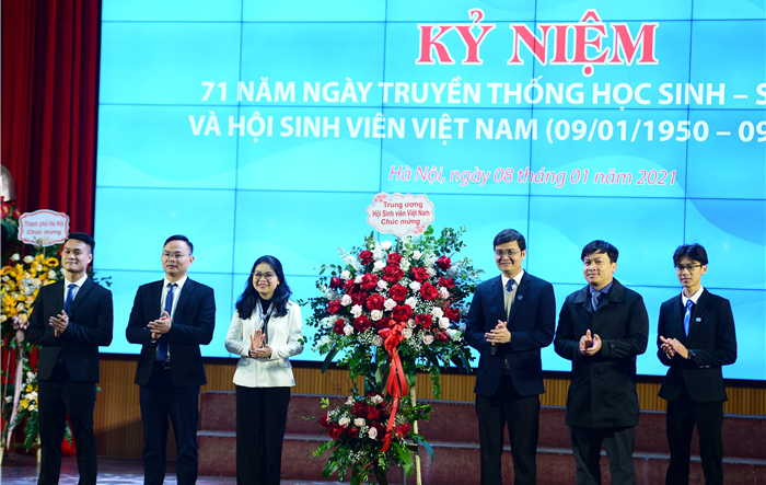 Kỷ niệm 71 năm Ngày truyền thống học sinh - sinh viên và Hội Sinh viên Việt Nam; Tuyên dương "Sinh viên 5 tốt" cấp Thành phố năm 2020