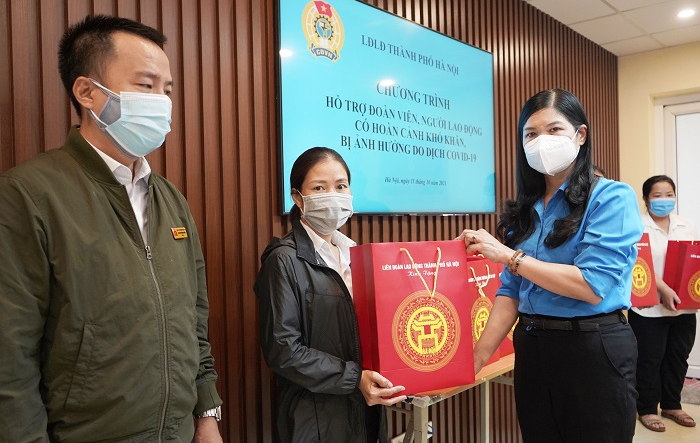 Liên đoàn Lao động Thành phố trao quà cho người lao động khó khăn tại quận Hoàn Kiếm 
