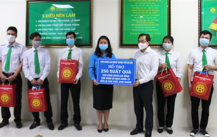 Hỗ trợ 250 suất quà cho lao động khó khăn ngành giao thông vận tải 
