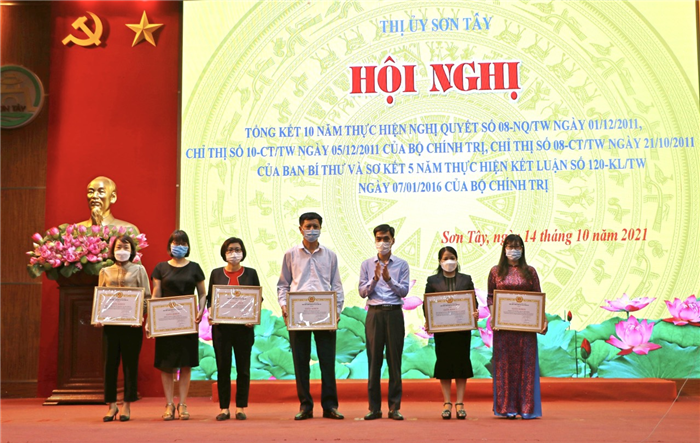 Khen thưởng các tập thể, cá nhân có thành tích xuất sắc trong thực hiện các chỉ thị, nghị quyết của Đảng