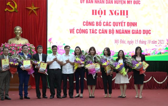 Công bố và trao Quyết định bổ nhiệm cán bộ lãnh đạo, quản lý giáo dục