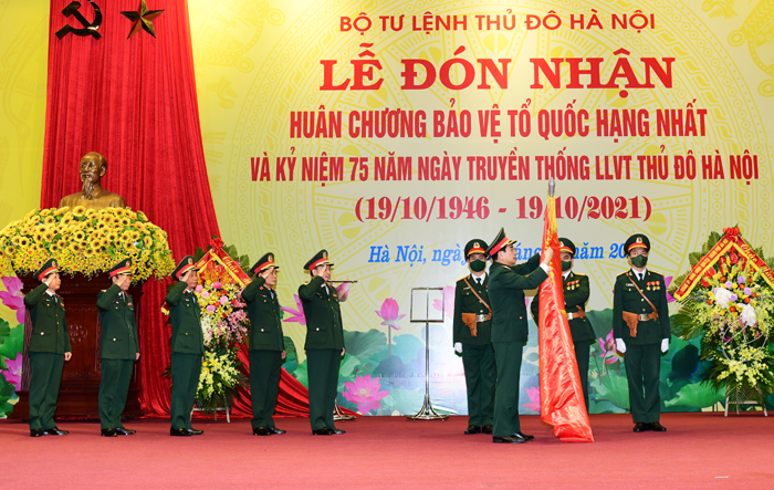 Lực lượng vũ trang Thủ đô đón nhận Huân chương Bảo vệ Tổ quốc hạng Nhất
