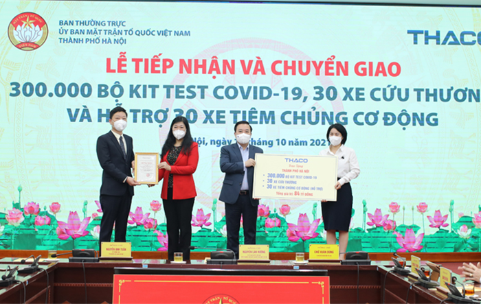 Mặt trận Thành phố tiếp nhận và chuyển giao kinh phí và thiết bị phòng, chống dịch