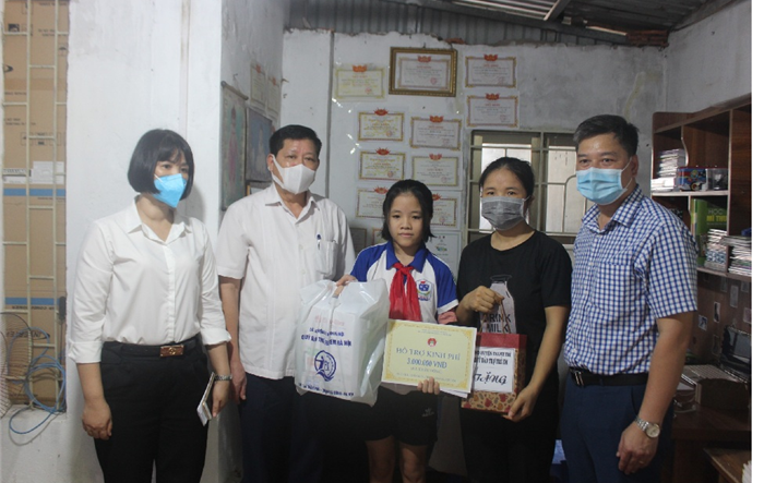 Lãnh đạo Sở Lao động - Thương binh và Xã hội thăm và tặng quà trẻ em tham gia chương trình “Hành trình nâng cánh ước mơ”