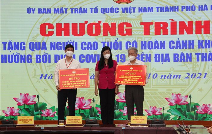 Tặng quà cho 600 người cao tuổi Thủ đô có hoàn cảnh khó khăn do ảnh hưởng dịch Covid-19