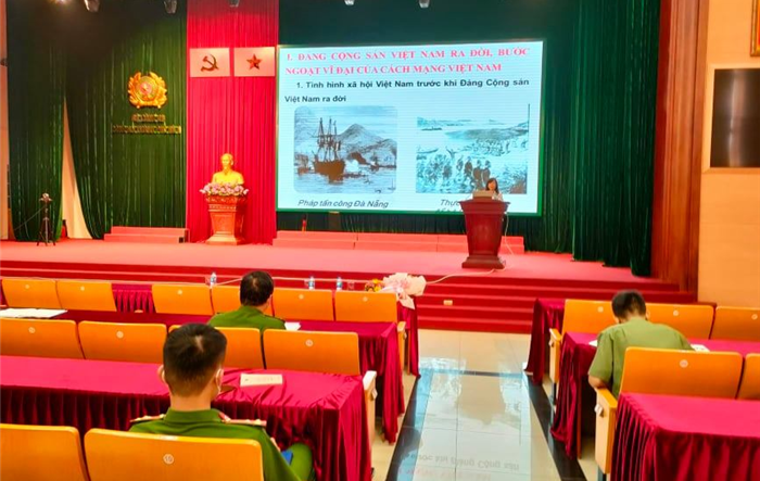 Công an Thành phố bồi dưỡng nhận thức về Đảng cho quần chúng ưu tú năm 2021