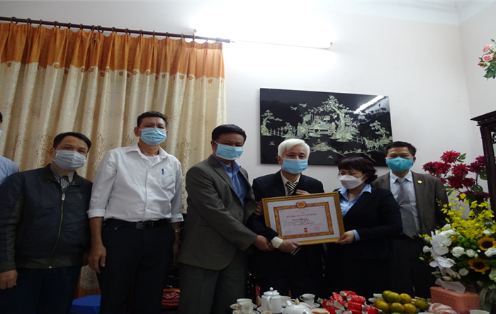 Trao Huy hiệu 55 tuổi Đảng cho đảng viên thuộc Đảng bộ Công ty Cổ phần dụng cụ cơ khí xuất khẩu