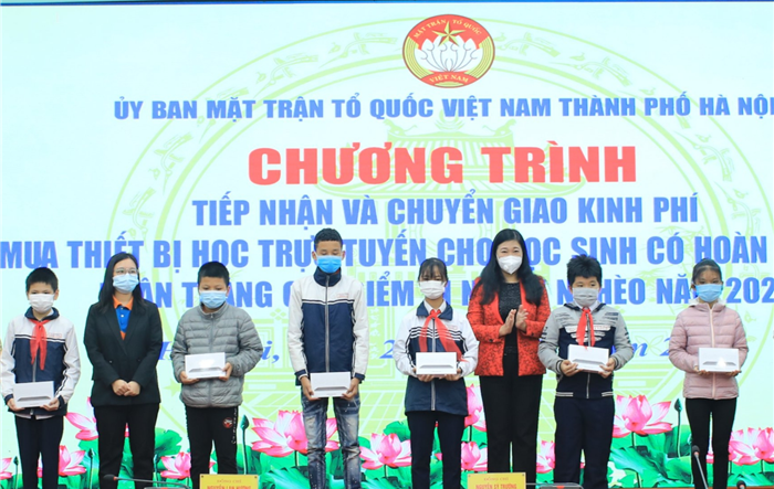 Mặt trận Thành phố tiếp nhận và chuyển giao kinh phí hỗ trợ mua thiết bị học trực tuyến cho học sinh khó khăn 