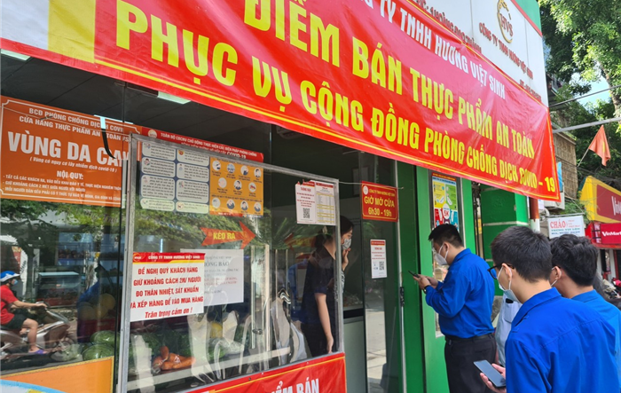 Các cơ sở kinh doanh trên địa bàn quận Thanh Xuân tiếp tục thực hiện nghiêm quét mã QR