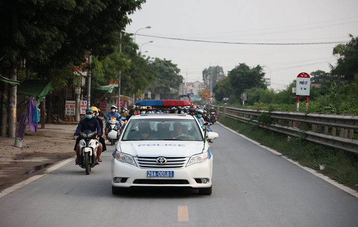 Hơn 8.400 người từ các tỉnh phía Nam lưu thông qua các chốt trực của thành phố Hà Nội để về quê