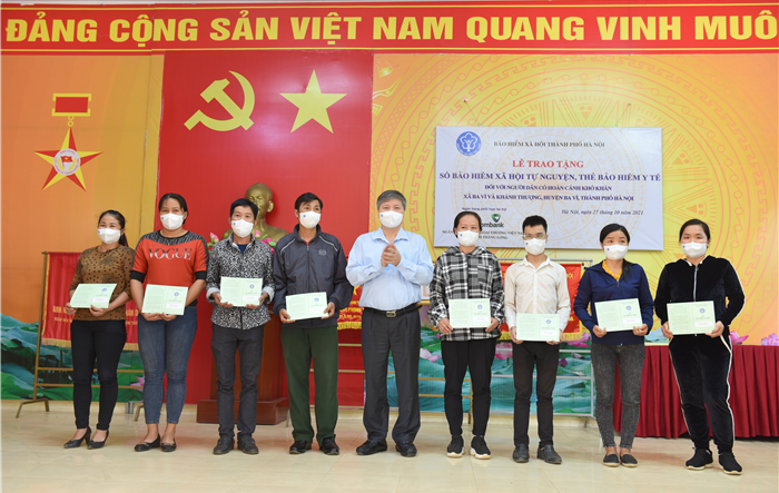 BHXH thành phố Hà Nội trao tặng 150 sổ BHXH tự nguyện cho người dân có hoàn cảnh khó khăn