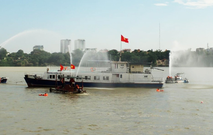 Diễn tập phương án phòng cháy, chữa cháy và cứu nạn, cứu hộ trên sông Hồng
