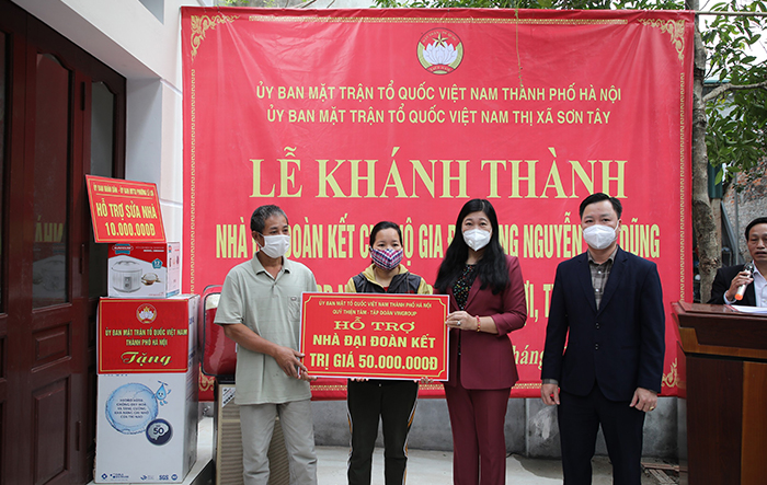 Chủ tịch Uỷ ban MTTQ Thành phố dự lễ bàn giao nhà Đại đoàn kết tại thị xã Sơn Tây
