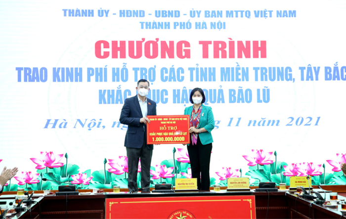 Hà Nội trao 7 tỷ đồng hỗ trợ các tỉnh miền Trung và Tây Bắc khắc phục hậu quả bão lũ