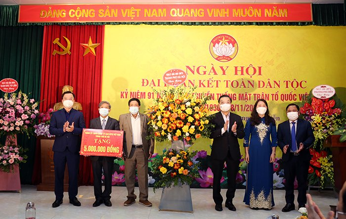 Chủ tịch UBND Thành phố Chu Ngọc Anh chung vui Ngày hội Đại đoàn kết toàn dân tộc cùng Nhân dân phường Phú Diễn 
