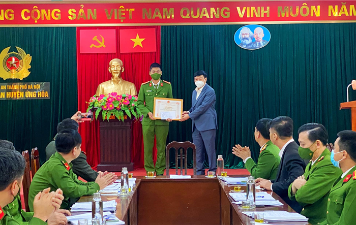 Chủ tịch UBND huyện Ứng Hòa khen thưởng đột xuất cho Công an Huyện trong công tác điều tra, phá án