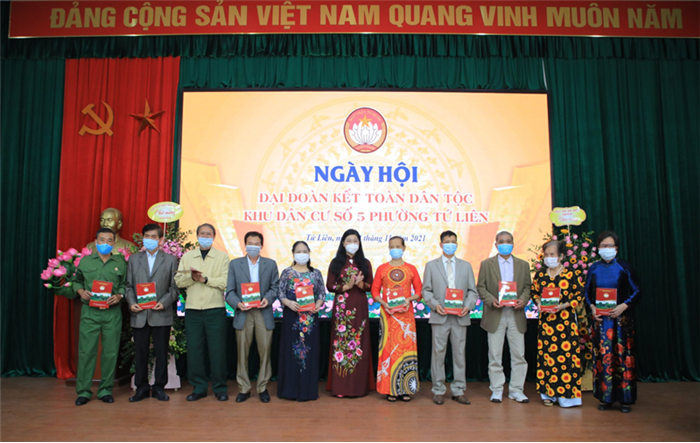 Chủ tịch Uỷ ban MTTQ Thành phố dự Ngày hội Đại đoàn kết toàn dân tộc tại khu dân cư số 5, phường Tứ Liên