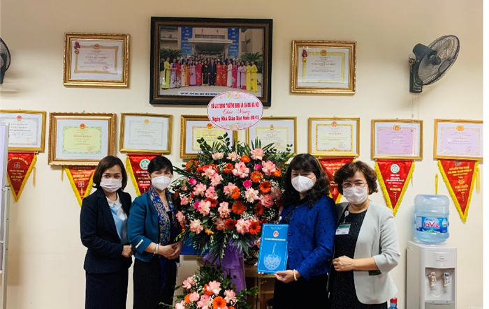 Lãnh đạo Sở Lao động – Thương binh và Xã hội Hà Nội chúc mừng Trường Cao đẳng Y tế Bạch Mai