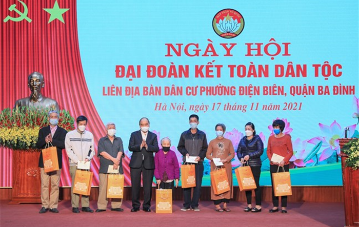 Chủ tịch nước Nguyễn Xuân Phúc dự Ngày hội Đại đoàn kết toàn dân tộc với nhân dân phường Điện Biên