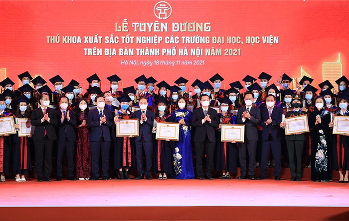 Hà Nội tuyên dương 90 Thủ khoa xuất sắc năm 2021 