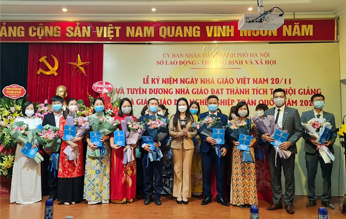 Hà Nội: Tôn vinh các nhà giáo đóng góp tích cực cho sự nghiệp giáo dục nghề nghiệp
