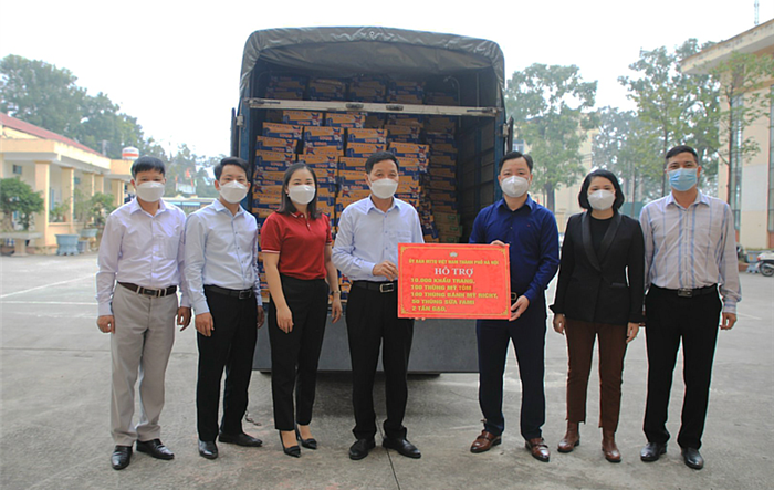 Uỷ ban Mặt trận Tổ quốc Thành phố: Trao quà hỗ trợ quận Ba Đình và huyện Quốc Oai phòng, chống dịch
