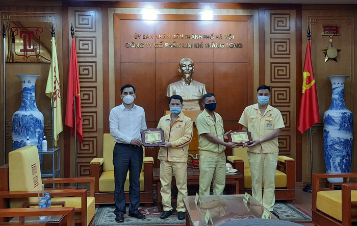 Tặng danh hiệu “Công nhân giỏi Thủ đô” cho người lao động